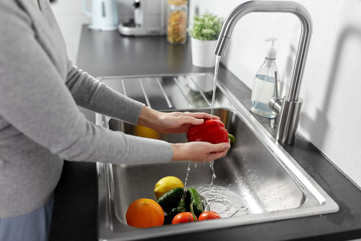 washing vegetables at home